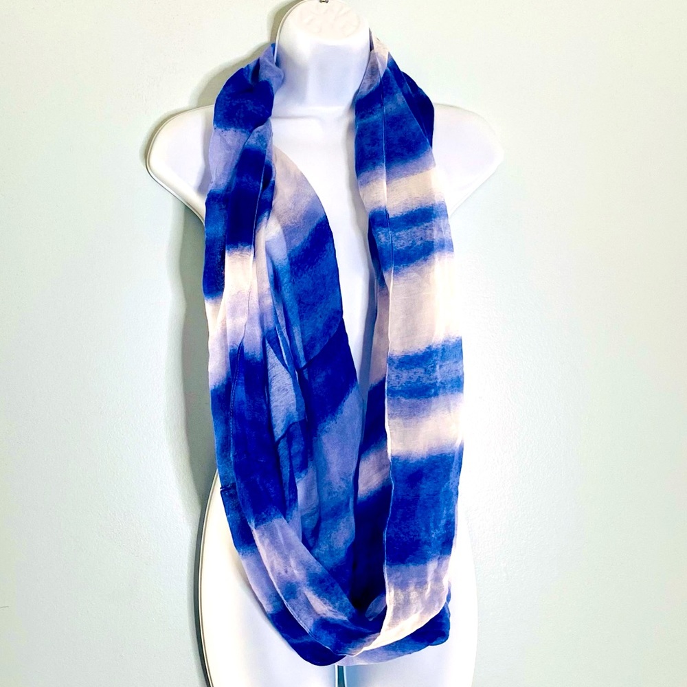 Blu & white infinity scarf